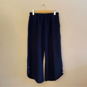 SHEIN Dark Blue Loose Fit Capris with Button Accents – Size Large Like New